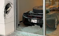 Bánh xe đầu kéo văng vỡ cửa kính của đại lý ô tô, làm hỏng siêu xe McLaren 650S của ngôi sao bóng chày