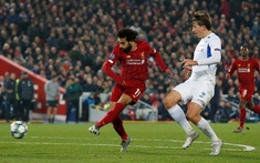 Liverpool lên đầu bảng sau trận thắng sát nút