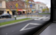 Đây là lý do tại sao cửa sổ xe ô tô có những chấm nhỏ màu đen