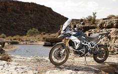Cặp đôi Triumph Tiger 900 và Triumph Scrambler 1200 sẽ góp mặt cùng James Bond trong phần mới nhất của Điệp viên 007