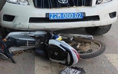Tuyên Quang: 2 nam học sinh lớp 10 điều khiển xe máy chạy ngược chiều "đấu đầu" với ô tô biển xanh