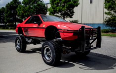 Chiếc Ferrari nhái này là sản phẩm lai tạo từ thân vỏ Pontiac Fiero và khung gầm Chevrolet Blazer
