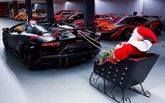 Xe tuần lộc xưa rồi, nay ông già Noel phải cưỡi Lamborghini Aventador SVJ mui trần đi phát quà