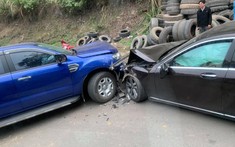 Hoà Bình: Xe bán tải Ford Ranger xảy ra va chạm với Mercedes-Benz S500, cả hai xe đều hư hỏng nặng