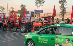 Chưa đến 18h, các cổ động viên cưỡi "máy cày" về sân bay Nội Bài đón các tuyển thủ U22 Việt Nam
