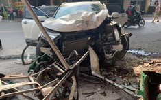 Hải Dương: Honda CR-V mới "cứng" đâm nứt gốc cây sau pha mất lái, bung toàn bộ túi khí