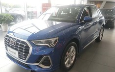 Bố mẹ mải xem xe, con gái 3 tuổi dùng viên đá cào xước sơn của 10 chiếc ô tô Audi "mới cứng"