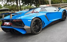 Video cực phẩm Lamborghini Aventador SV Roadster chật vật lăn bánh tại Việt Nam