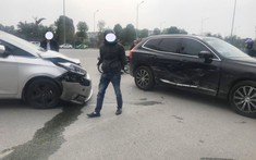 Hà Nội: Xe Kia và Volvo hư hỏng nặng sau va chạm giao thông giữa ngã tư