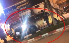 Hà Nội: Ford Ranger leo qua dải phân cách để tránh đoàn xe mừng U22 Việt Nam vô địch Sea Games