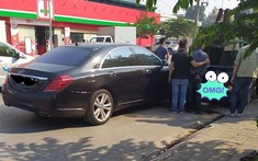 Hà Nội: Tài xế thiếu quan sát tông Mercedes-Benz S500 vào đuôi xe tải nhỏ đỗ bên đường