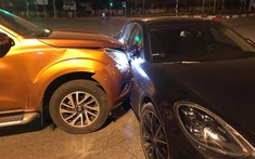 Hà Nội: Nissan Navara xảy ra va chạm với xe sang Porsche Panamera tại ngã tư