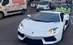 Đại gia bẽ mặt khi siêu xe Lamborghini Aventador chết máy trên phố