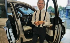 Doanh nhân Việt tậu xe Rolls-Royce Cullinan có bầu trời sao được lấy từ chính ngày sinh của mình