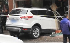 Nữ tài xế lái Ford Kuga lao vào một tiệm tạp hoá, nhiều người đang đánh bài bỏ chạy