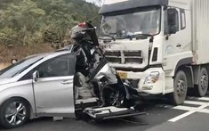 Ô tô dừng xe trên cao tốc bị xe tải tông từ phía sau, 5 người tử vong