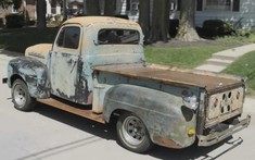 Chiếc bán tải Ford 1952 cũ kĩ này luôn đi "giật lùi" thay vì tiến lên