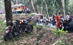 Củ Chi: Xe phân khối lớn đi đưa tang mất lái, BMW S1000RR gặp nạn khiến chiếc xe biến dạng