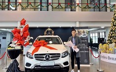 Thủ môn Bùi Tiến Dũng nhận chiếc Mercedes-Benz GLC được tặng vào đúng ngày Giáng sinh
