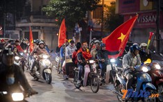 Việt Nam đại thắng 4-0 trước Campuchia, cổ động viên xuống đường ăn mừng đội nhà vào chung kết