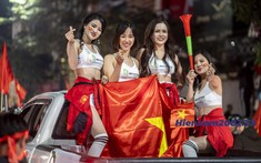 Đội tuyển Việt Nam vô địch SEA Games sau gần 60 năm, người dân Hà Nội ùa ra đường "đi bão"