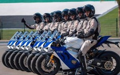Cảnh sát Abu Dhabi "tậu" nguyên dàn siêu mô tô Ducati Panigale V4 R để làm xe tuần tra
