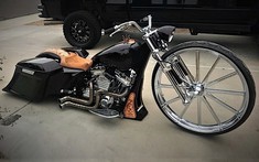 Diện kiến chiếc Harley-Davidson Road King với dàn chân trước không giống ai