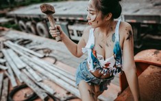 Cô nàng khoe vòng 1 căng tràn sức sống bên xưởng sửa xe