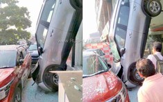 Kia Seltos 2020 lao từ tầng 2 của đại lý ô tô xuống đất, rơi trúng chiếc khác đang chờ giao cho khách