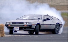 Chứng kiến chiếc DeLorean DMC-12 biết "tự động drift" như một siêu sao