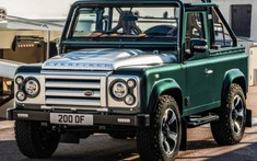 Chiếc Land Rover Defender độ màu xanh lục bảo độc nhất vô nhị này có giá trị hơn 7,3 tỷ đồng