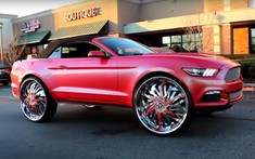 Nhức mắt trước chiếc Ford Mustang mui trần bọc màu hồng, độ la-zăng 30-inch để biến thành... SUV