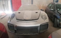 Porsche 911 GT2 RS bị vứt xó sau tai nạn khiến người yêu xe xót xa