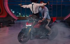 Deadpool biểu diễn drift Ducait Streetfighter V4 trong phim hài hành động mới