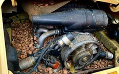 Bị bỏ rơi nhiều năm, khoang động cơ của chiếc Porsche 911 cổ điển này trở thành "chỗ chứa hạt óc chó" của lũ sóc