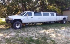 Chỉ hơn 160 triệu đồng, bạn có thể rước về chiếc "bán tải kiêm limo" dài hơn 11 mét này