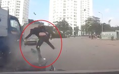 Video: Phóng nhanh và lạng lách, thanh niên đi xe máy lao vào đầu ô tô tại Vĩnh Phúc