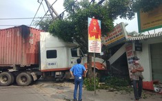 Rùng mình với video xe container húc đổ dải phân cách, đâm sập nhà dân tại Sài Gòn