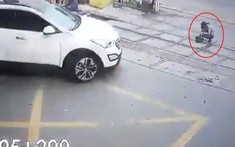 Video: Ngồi vệ sinh đường ray tàu hỏa, nữ nhân viên đường sắt bị ô tô tông trúng tại Đà Nẵng