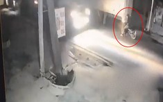 Video người đi xe máy tông đuôi ô tô tải, ngã ra đường, bị xe container cán tử vong tại Hải Dương