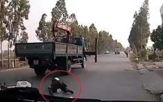 Video xe tải cẩu không co chân chống, quật ngã người phụ nữ đi xe máy tại Hải Dương