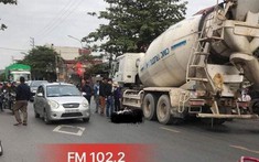 Video: Đi xe máy "đánh võng" trên đường, đôi nam nữ ngã vào gầm xe trộn bê tông tại Hải Phòng