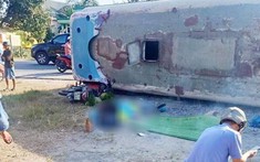 Long An: Tránh xe ngược chiều, ô tô chở công nhân bị lật, đè trúng 2 người đi xe máy