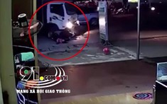 Video thanh niên điều khiển xe máy chạy lấn làn, tông trực diện ô tô tải tại Phú Thọ