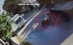 Video xe máy trượt vào ô tô tải, một học sinh bị thương nặng tại Phú Thọ