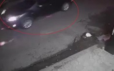 Video công nhân môi trường suýt bị ô tô tông trúng khi đang sửa cống trên đường Hà Nội