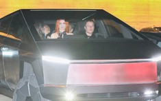 Đích thân lái xe bán tải chống đạn Tesla Cybertruck ra phố, triệu phú Elon Musk gây tai nạn nhỏ