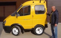 Hài hước cảnh người Nga thử nghiệm lái một chiếc xe buýt mini được "cắt ngắn đặc biệt"