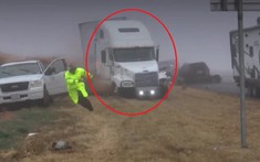 Video: Tài xế xe đầu kéo mất lái trong sương mù, lao vào hiện trường tai nạn liên hoàn, 1 cảnh sát bị thương