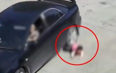 Bé gái 3 tuổi chạy ra đường bị ô tô cán qua 2 chân, lỗi thuộc về ai?